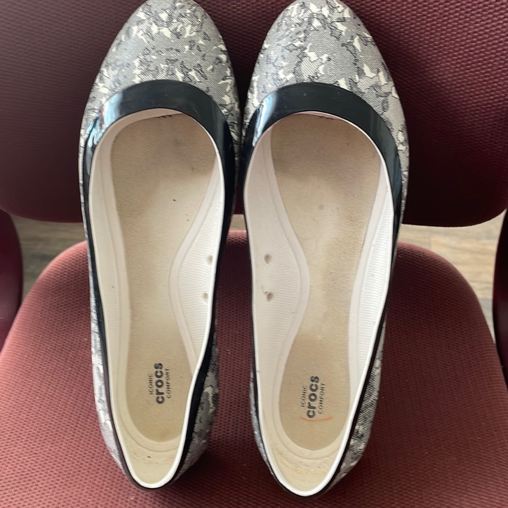 Crocs white and black pointed toe flats 11W